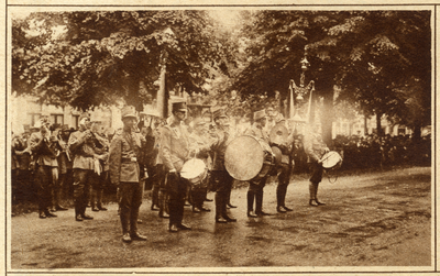 98898 Afbeelding van het muziekkorps van het Regiment Genietroepen, op de Maliebaan te Utrecht, bij de parade van ...